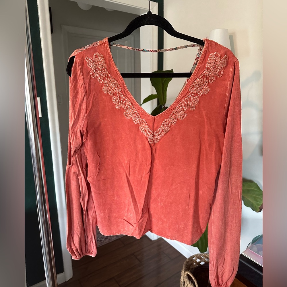 BKE - boho blouse, sheer back, slit sleeve - coral